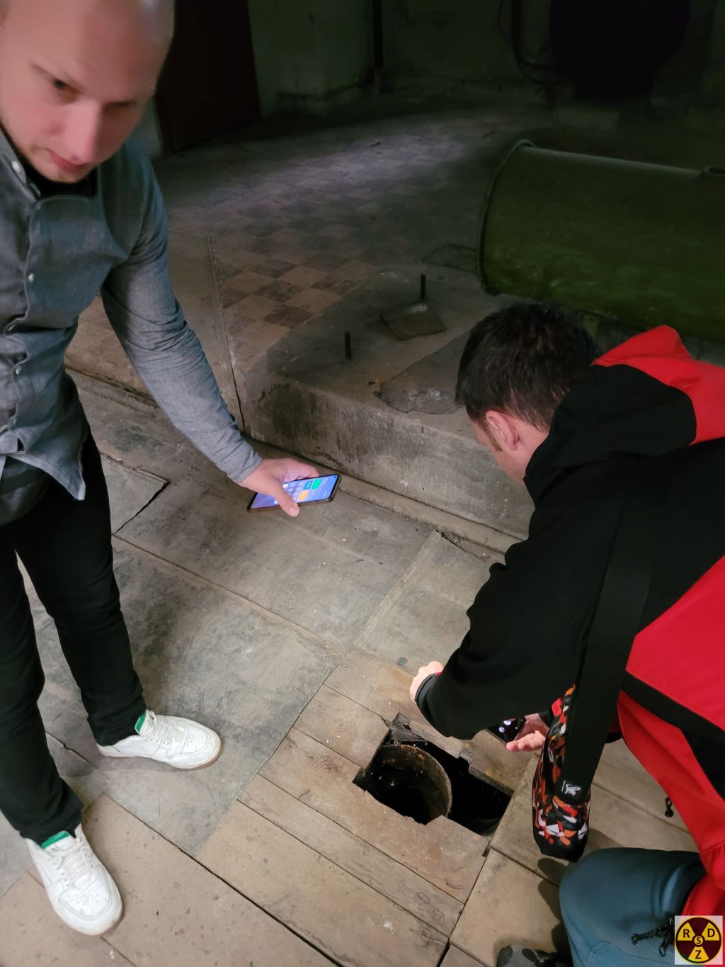 Володимир показує загадковий резервуар в землі