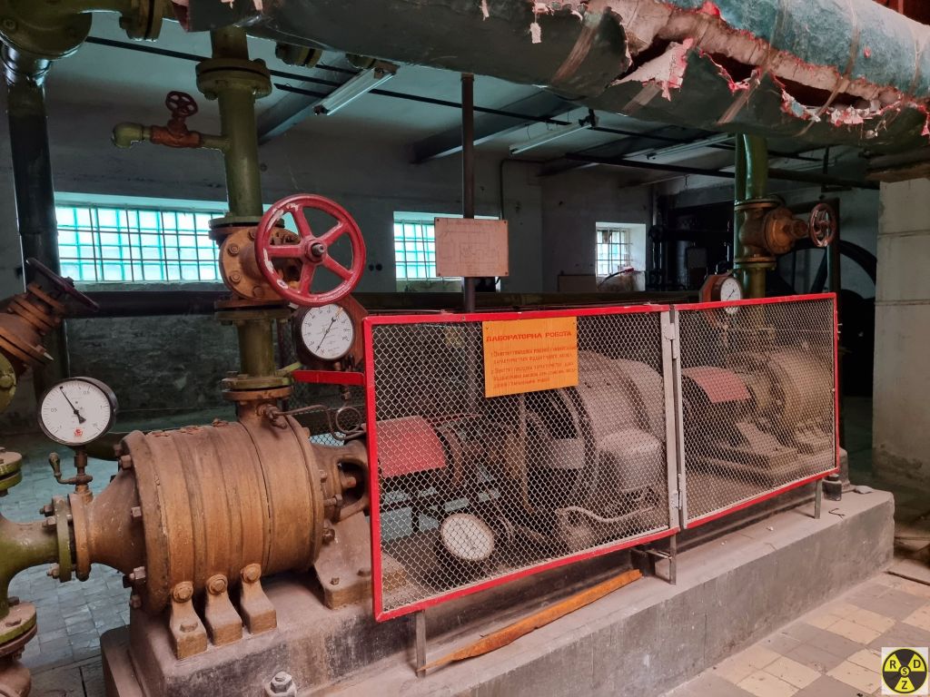 Електричний двигун навантажений на два насоси