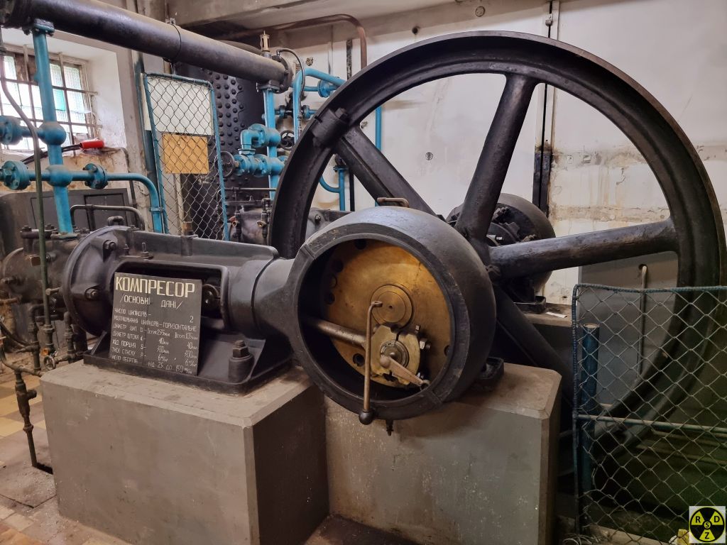 В підвалі розташований такий от старовинний компресор