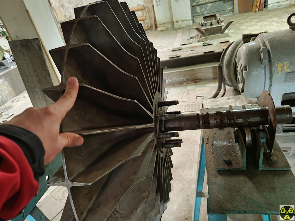 А це просто гарна лопасть яку можна покрутити одним пальцем