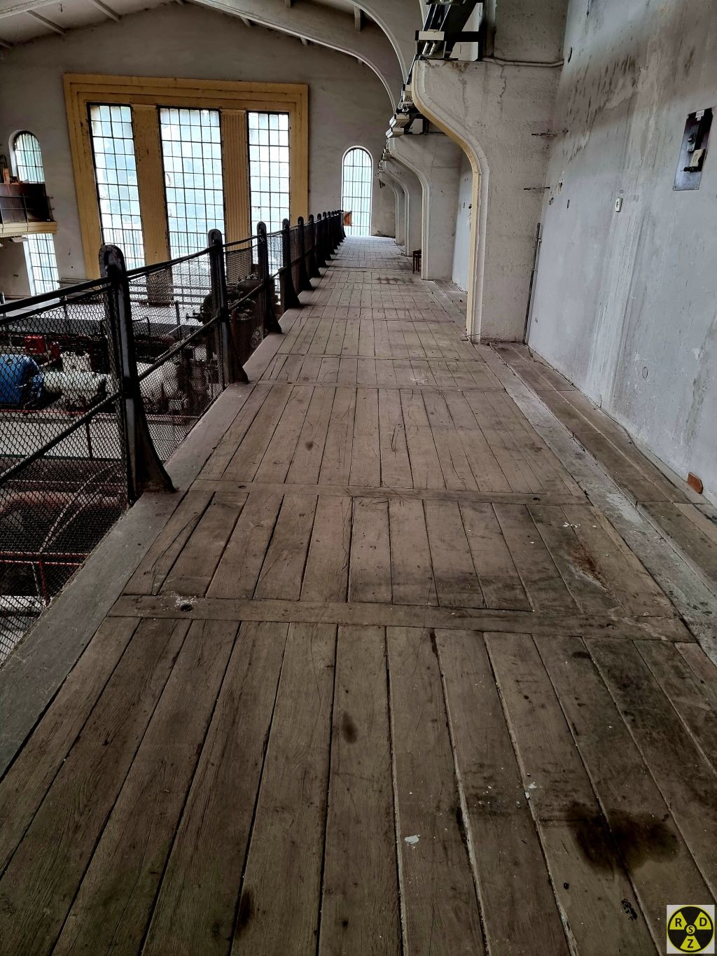 Попадаємо на такий от атмосферний балкончик