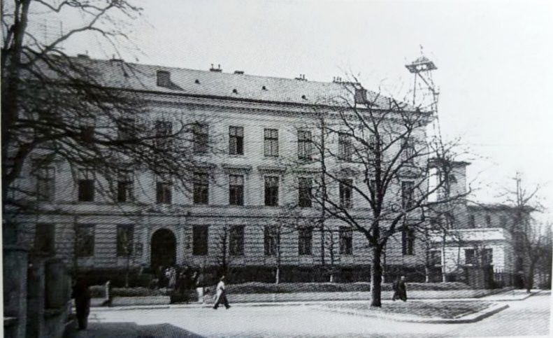 Нафтова вишка коло 11-го корпусу Львівської Політехніки. Тут колись готували нафтовиків