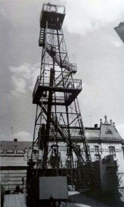 Нафтова вишка у Львові на вулиці Устияновича