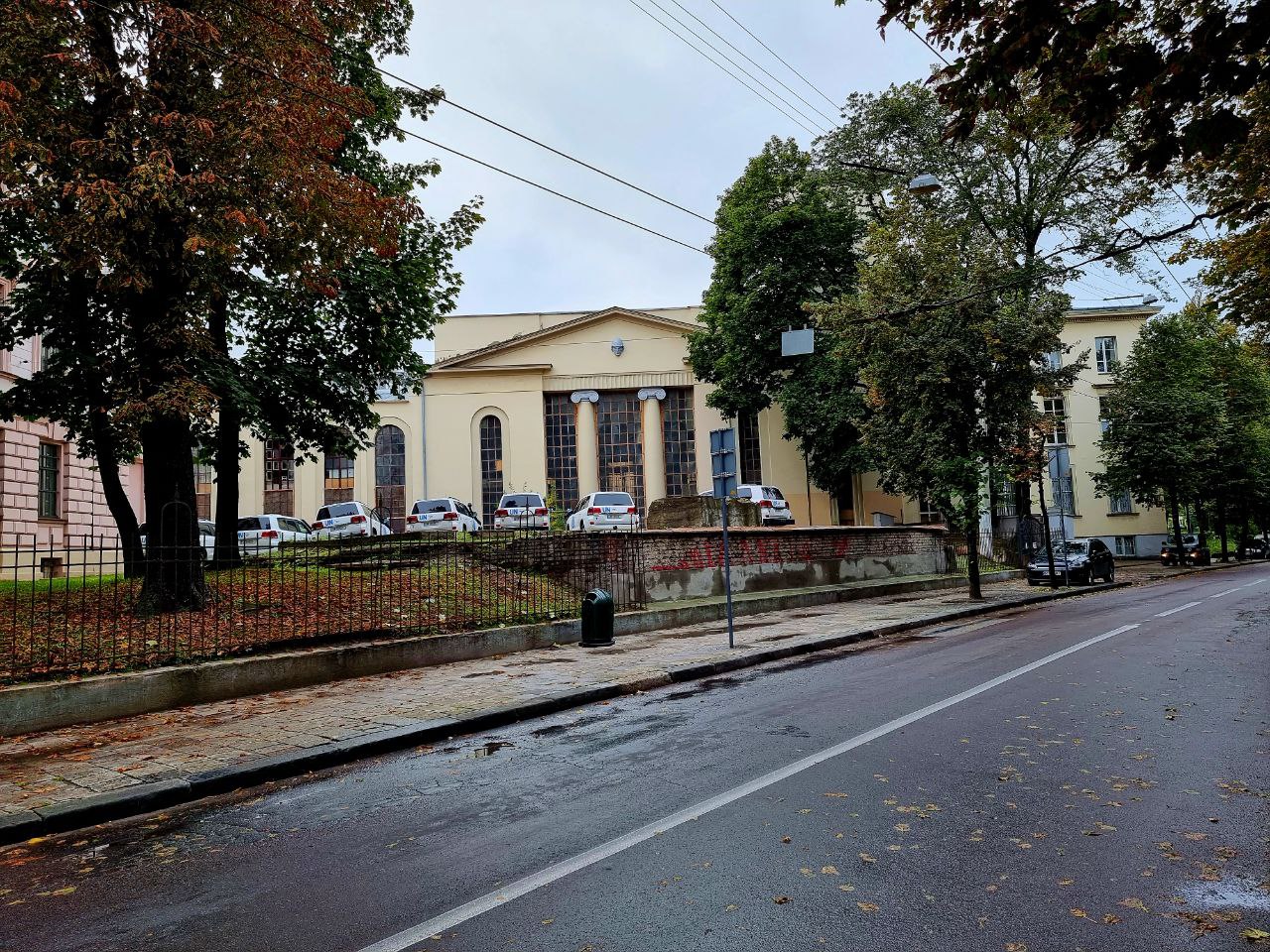 Фундамент на місці де колись стояла нафтова вишка у Львові