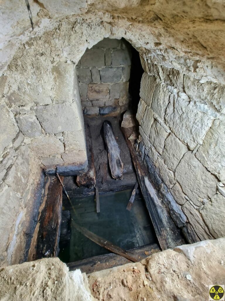 Дубові палі на яких стоїть театр ім. М. Заньковецької