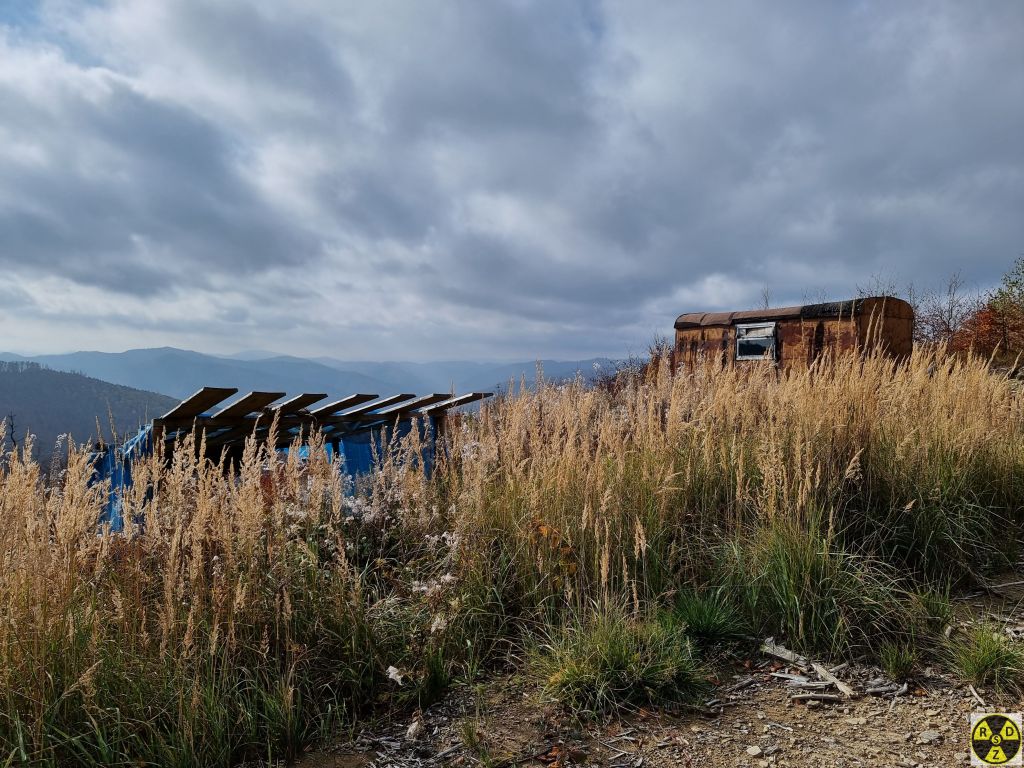 Від цих будок праворуч на хребет йде гарна втоптана Стежка