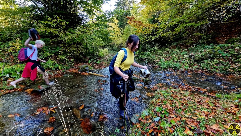Каменів тут немає, то ж приходиться мочити ноги