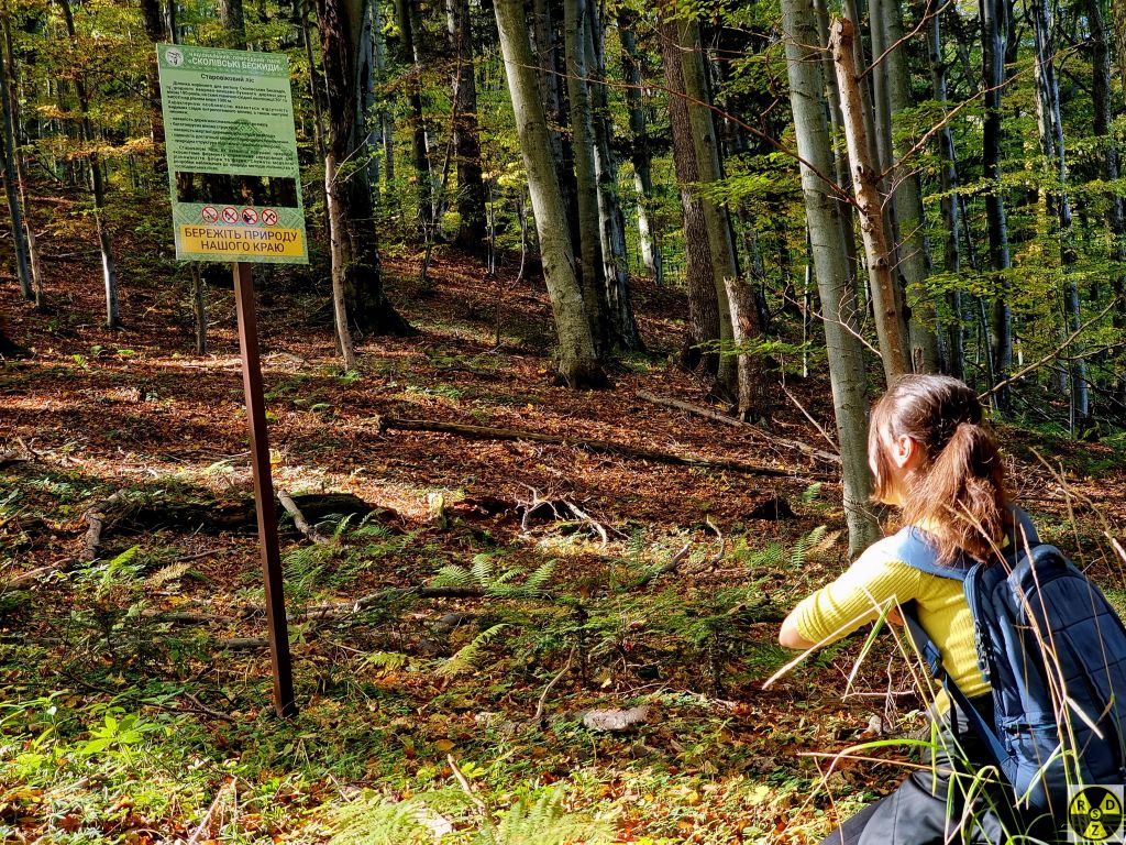 Вероніка молиться на вказівний знак маршруту