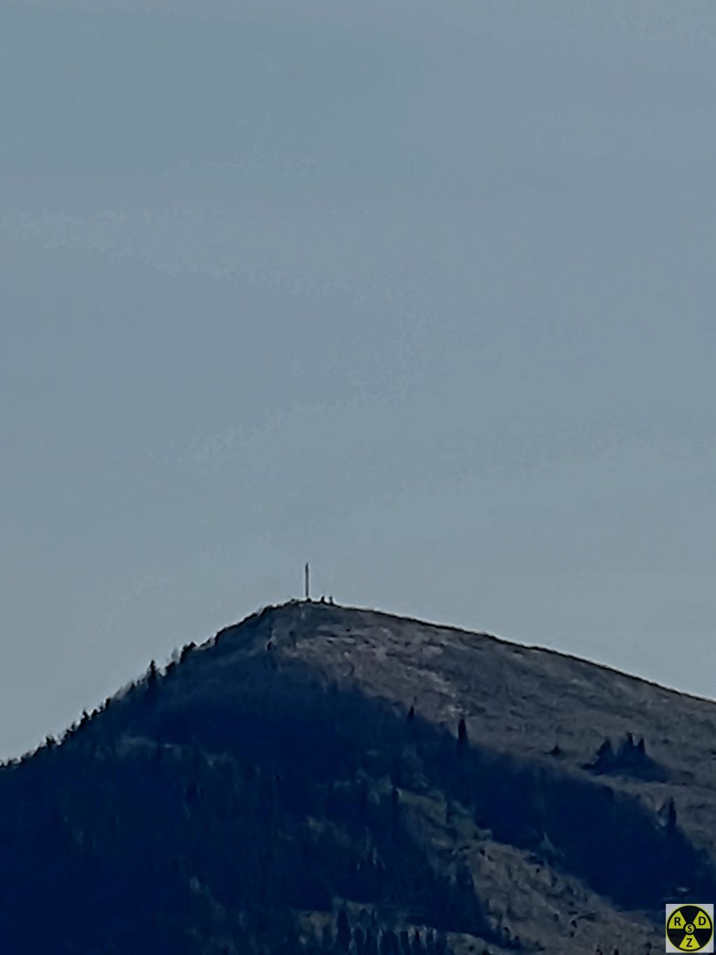 Вершина гори Параска і туристи на ній