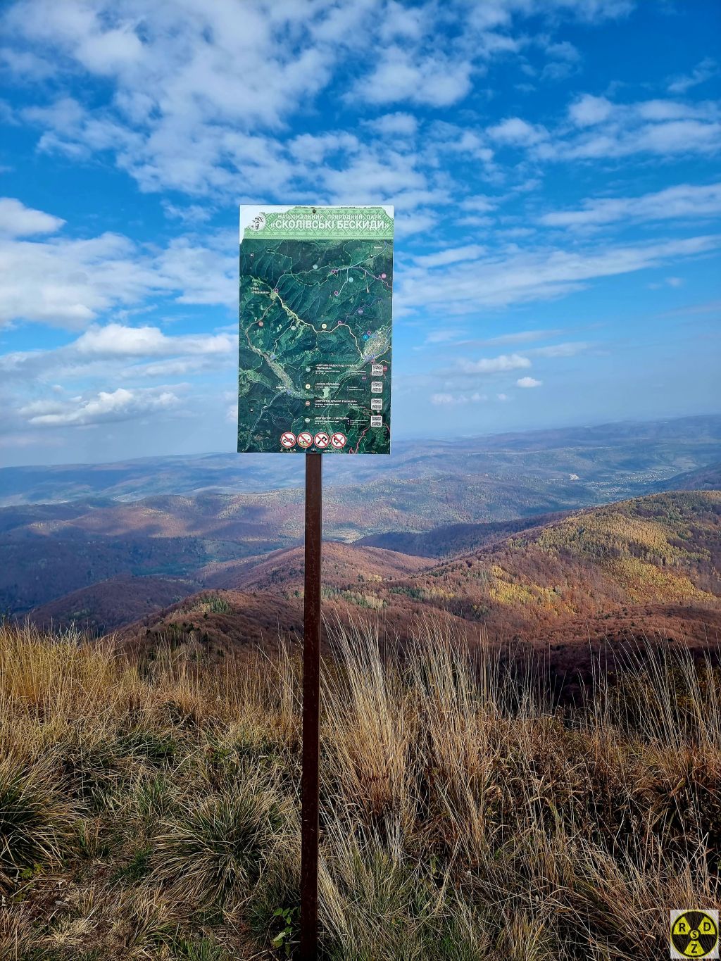 І вказівний знак на ній