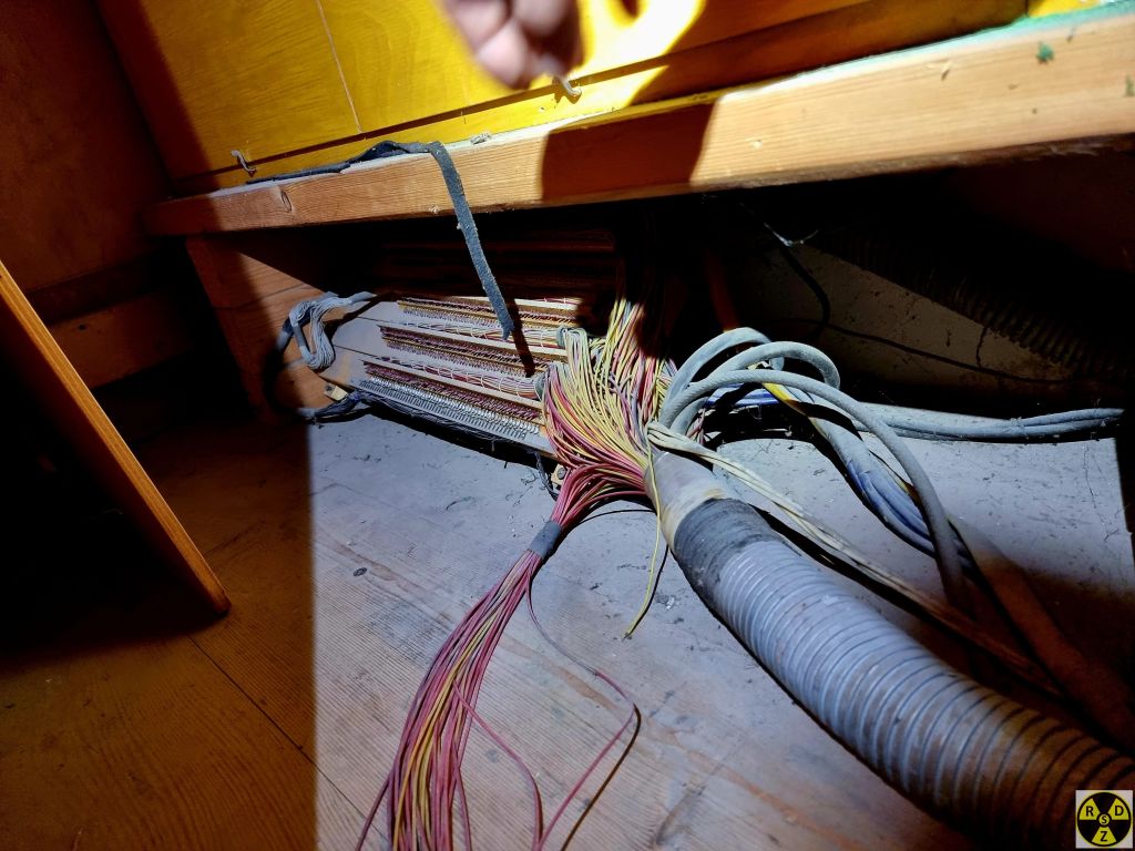 Так виглядають кабелі що йдуть від пульта на сцені до нутрощів органа