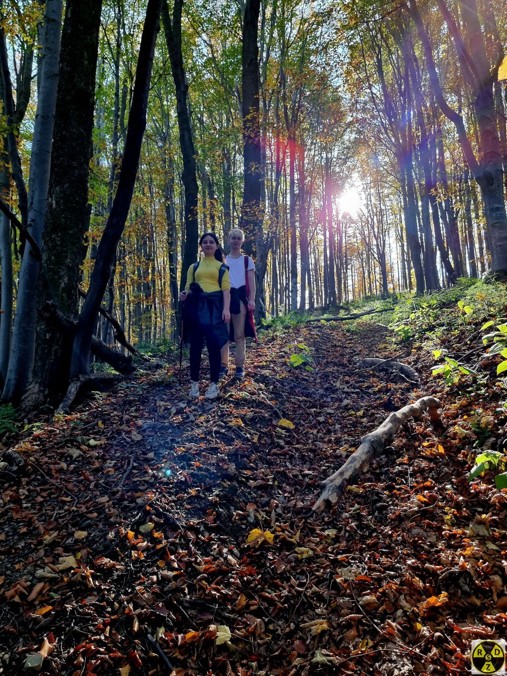 Спуск з гори лаз до села Сопіт