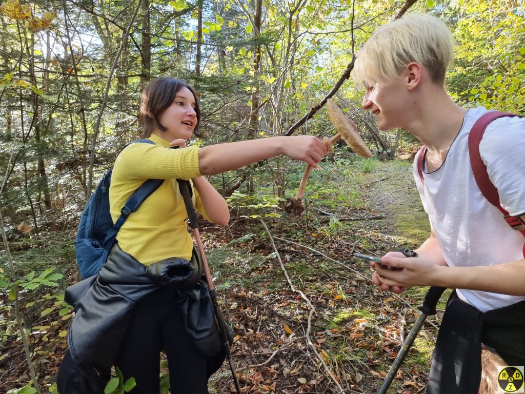 Дивись який я тобі грибочок знайшла!