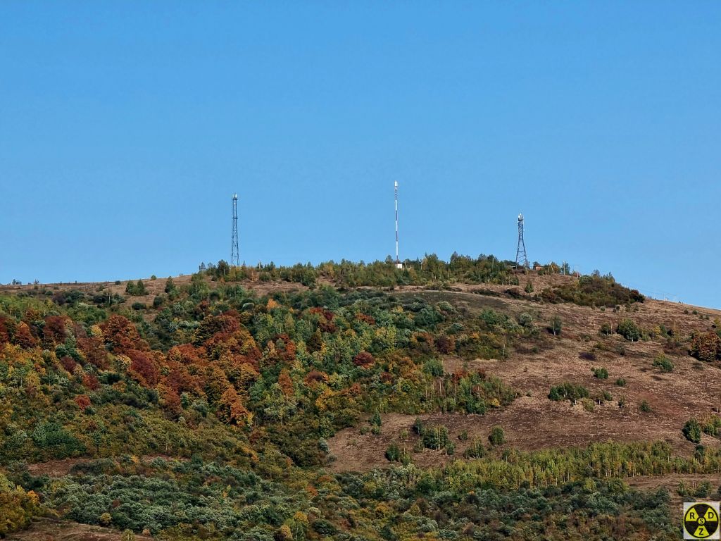 Вежі на повороті з траси до села Сопіт. Їм можна використовувати як орієнтир якщо забув компас а москалі вирубають GPS