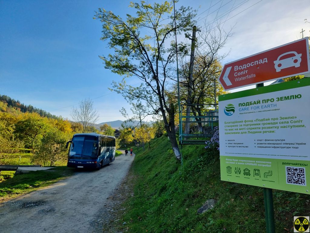 Вказівник до Сопітського Водоспаду і сучасний автобус