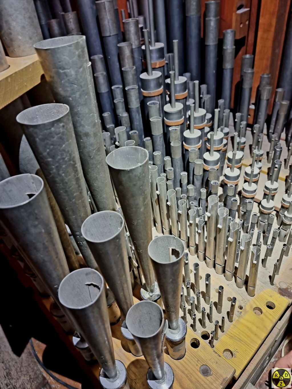 І хоч всі ці труби спрямовані вгору, приміщення органного залу має чудову акустику. Тому звук перевідбивається та направляється до слухача