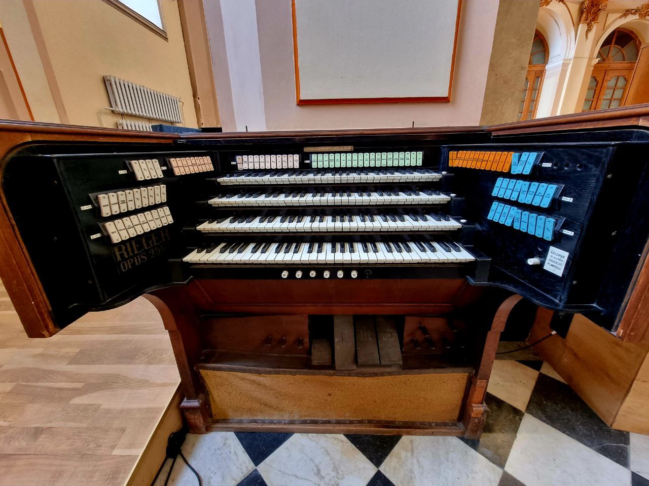 Оригінальний пульт управління органом 1936 року з чотирьма клавіатурами. Четверта йшла спеціально для Fernwerk