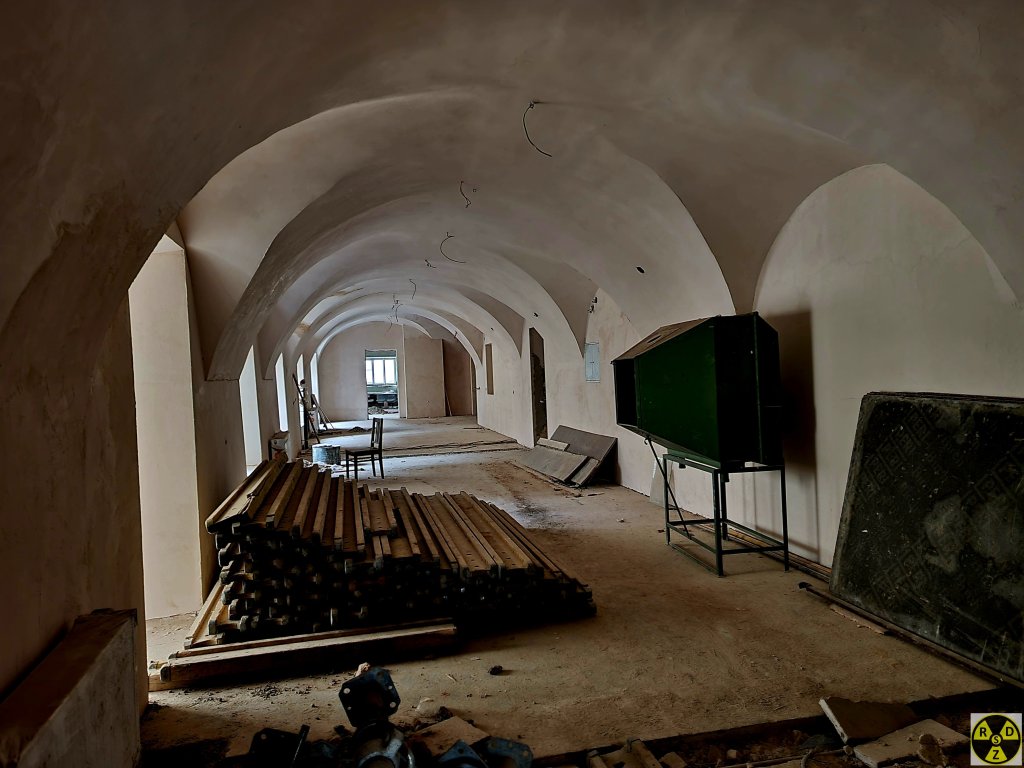 Широкі коридори монастиря Кармелітів Взутих
