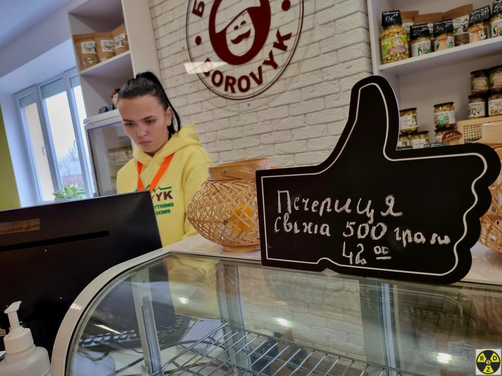 Тут можна придбати свіжих, сушених та маринованих печериць безпосередньо у виробника