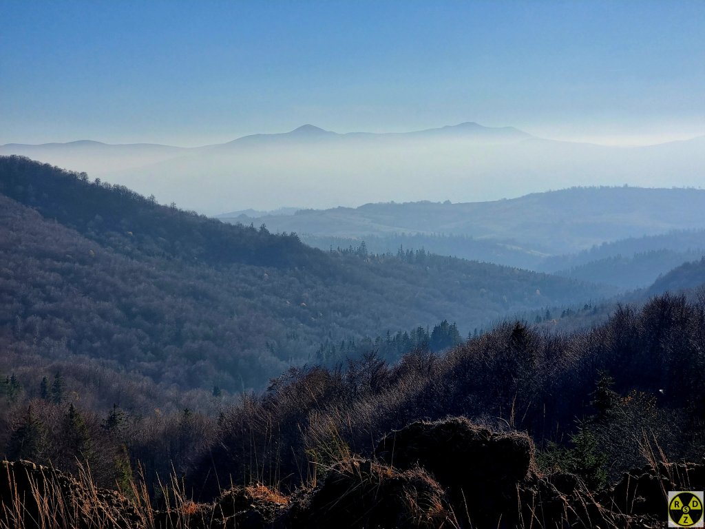 Десь далеко в тумані височить велична Боржава