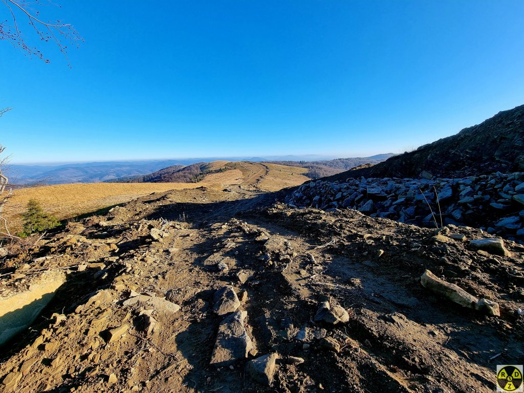 Колись тут була стежка і дерн, а зараз каміння та глина