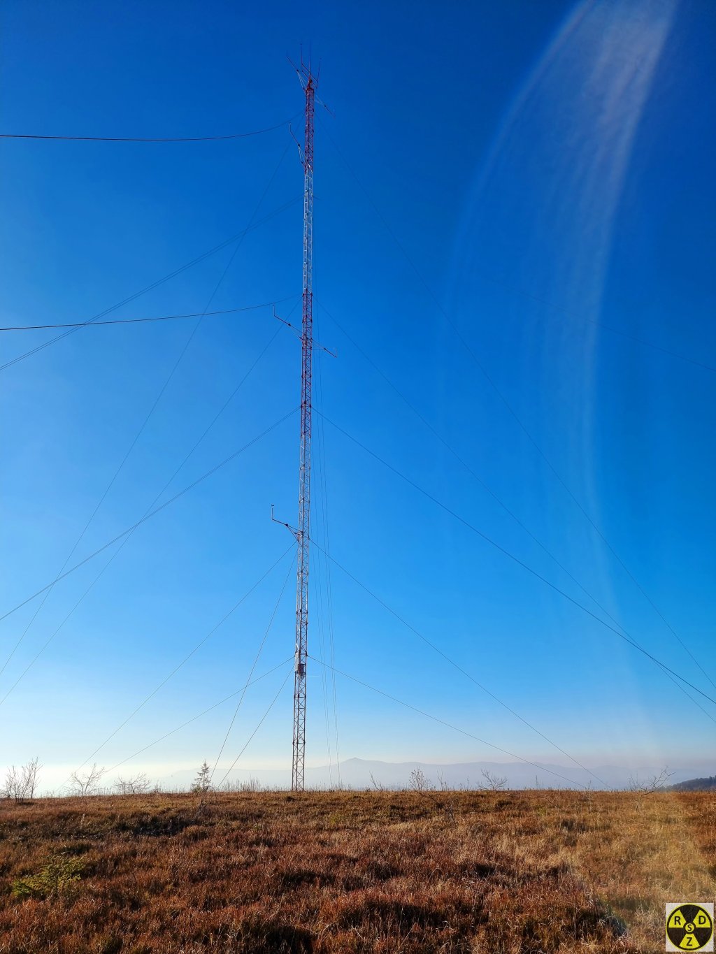 Метеорологічна вежа на горі Плай і гора Пікуй на задньому плані