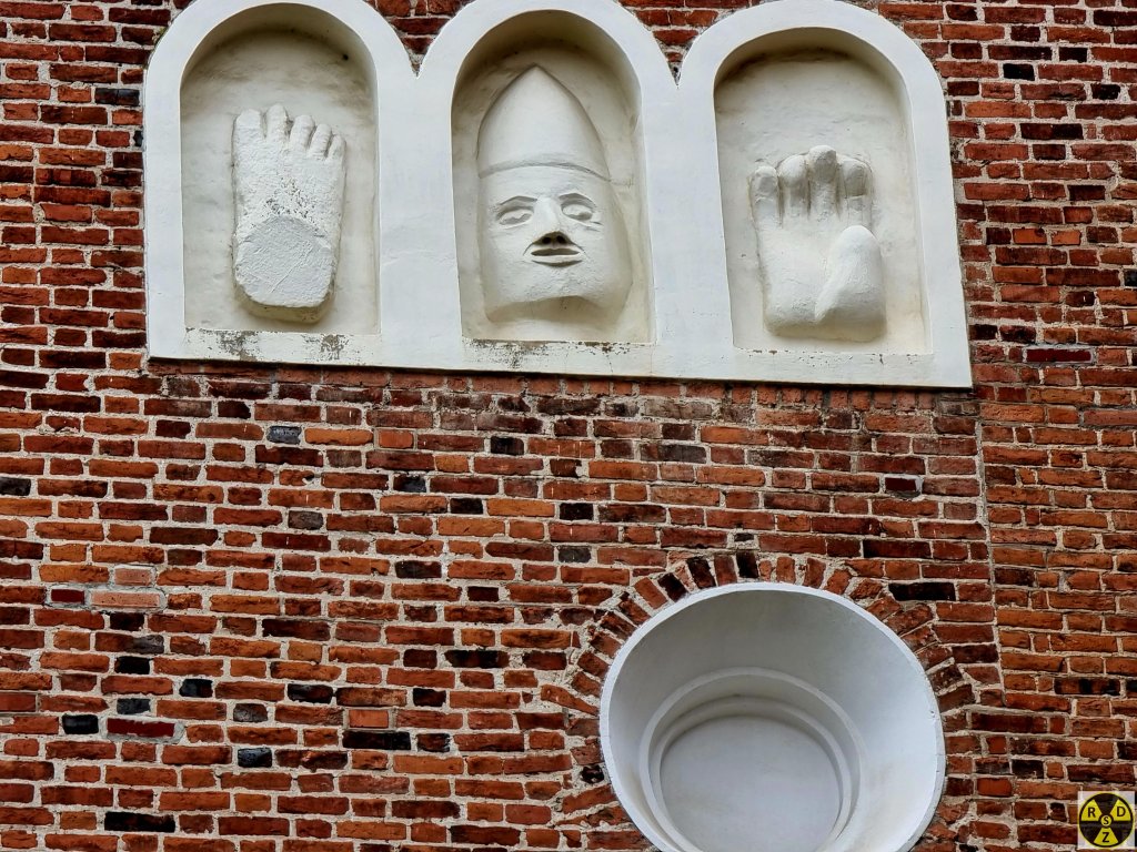 Загадкова скульптура на стіні костелу