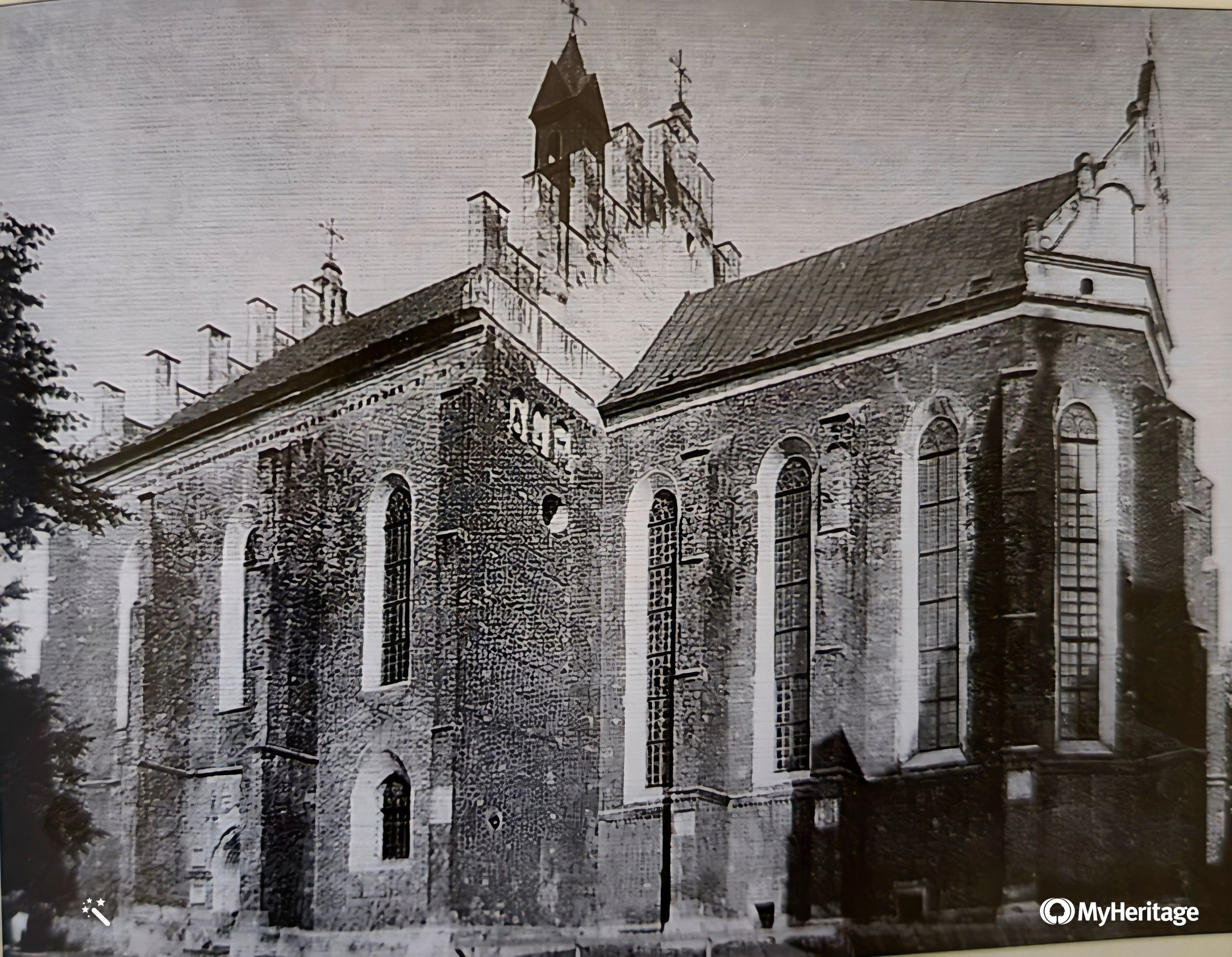 Фото костелу до його перебудови в 1909 році. Тоді забрали готичний портал що праворуч ще є зверху на даху 