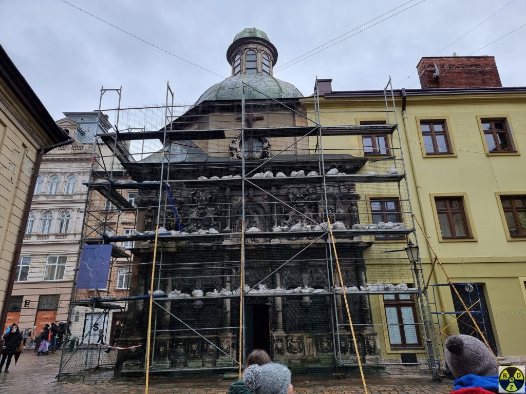 Найцентральніший родинний гробівець Львова зараз надійно захищений від російських ракет