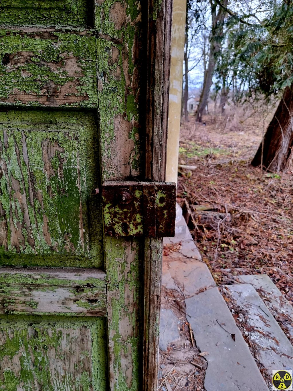Двері і старий замок - єдине що збереглося тут автентичне
