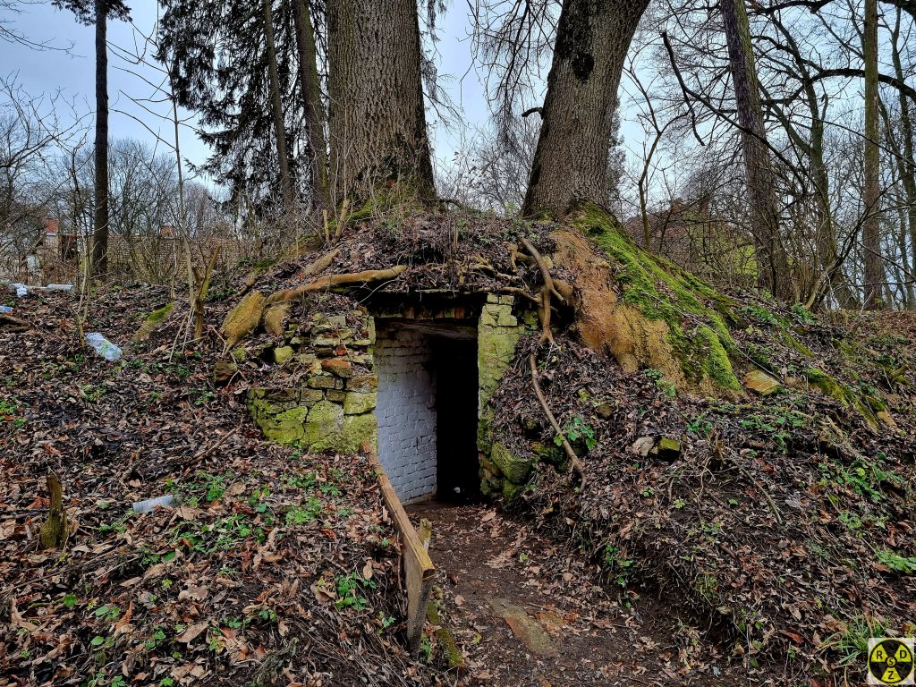 Під двома деревами з розлогим корінням є вхід у підземелля. Його зараз використовують як погреб