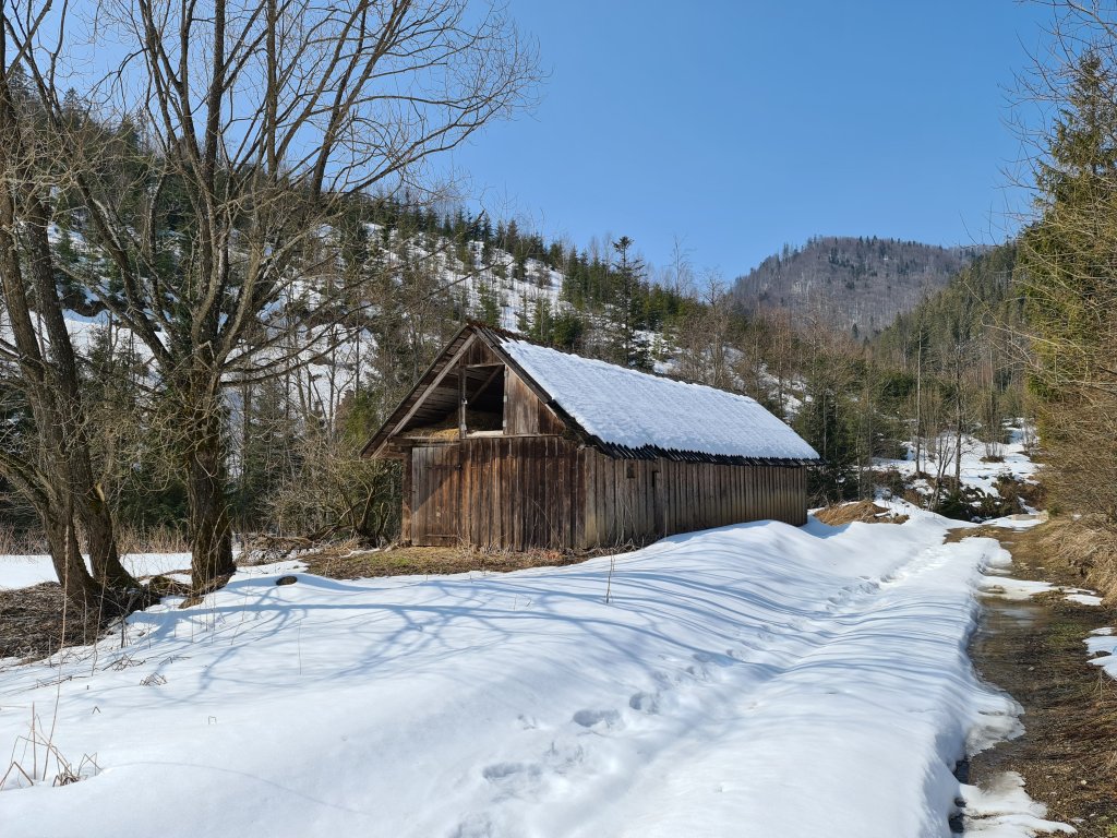 Стара стодола на березі річки Бутивля
