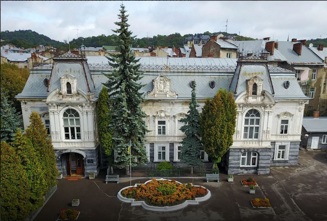 Розкішний палац що заховався у середмісті Львова