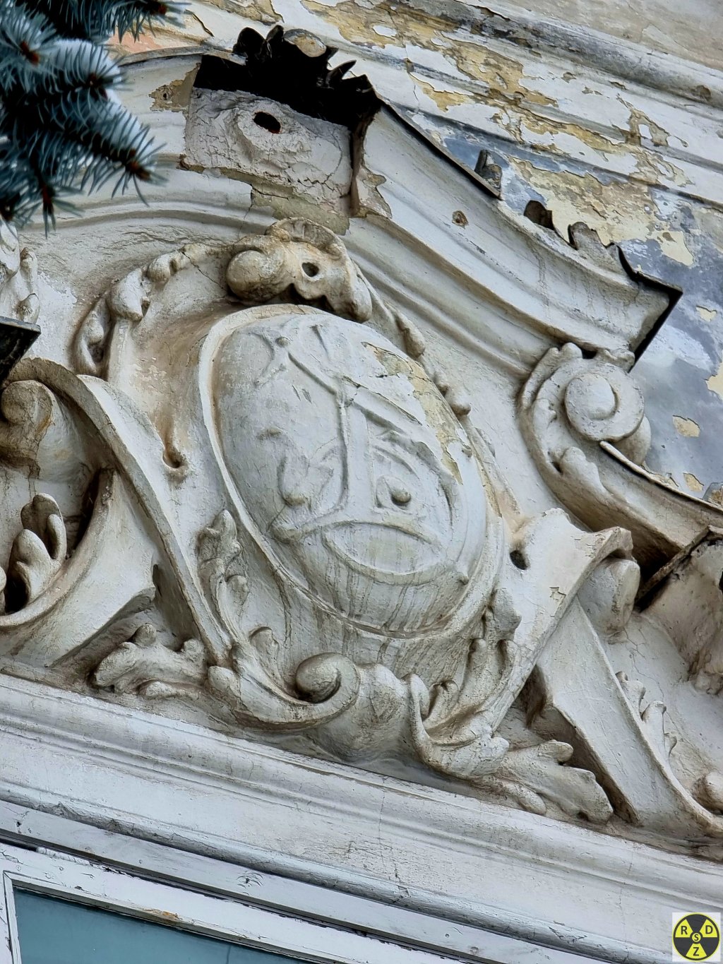 Герб Семенських-Левицьких на фасаді палацу