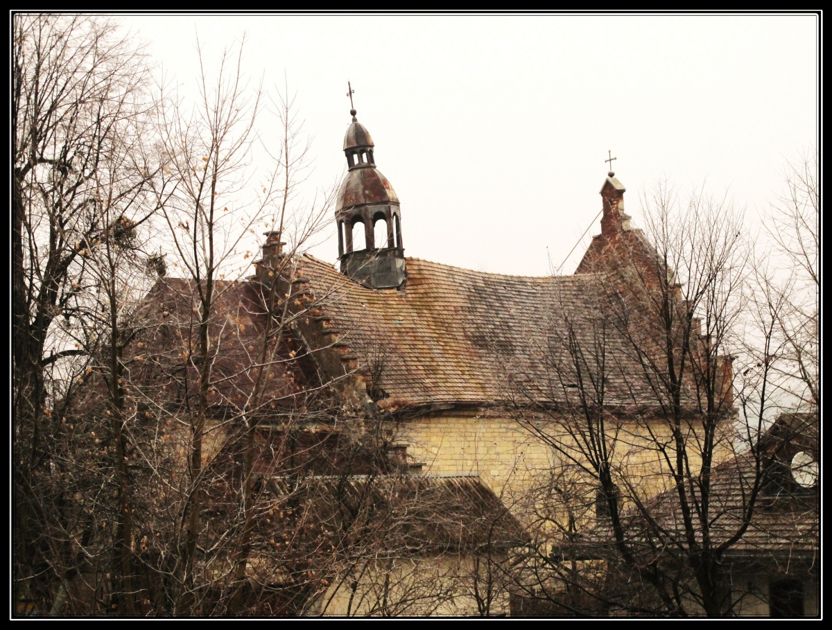 Костел Святого Валентина в 2010 році, дах ще є.