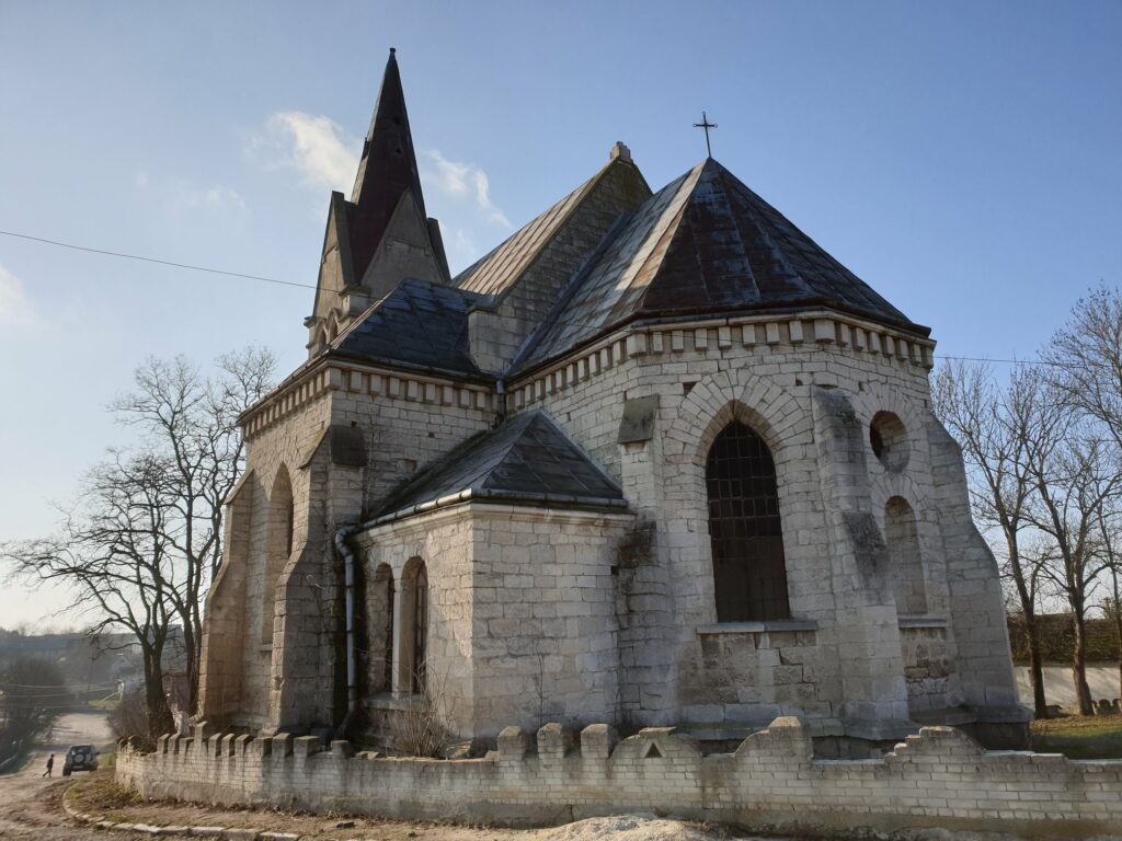 Красивий костел в селі Демня