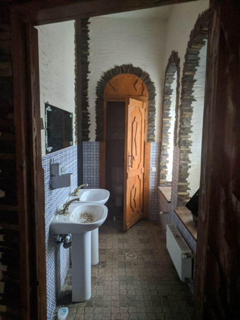 За дверима в туалет