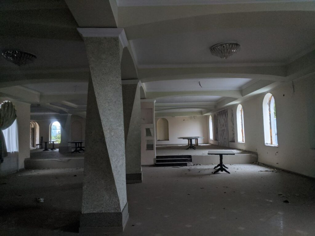 Після погрому, який там трапився більшою половини столів вже немає