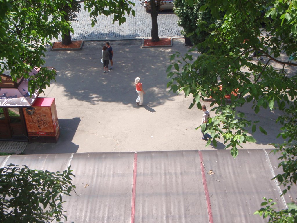 Вид на Проспект Свободи з першого віконечка таємного ходу