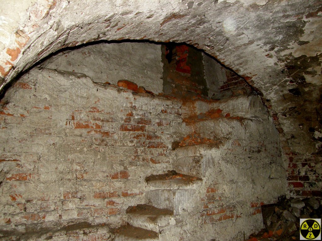 Дірка в стіні через яку ми потрапили всередину Костелу