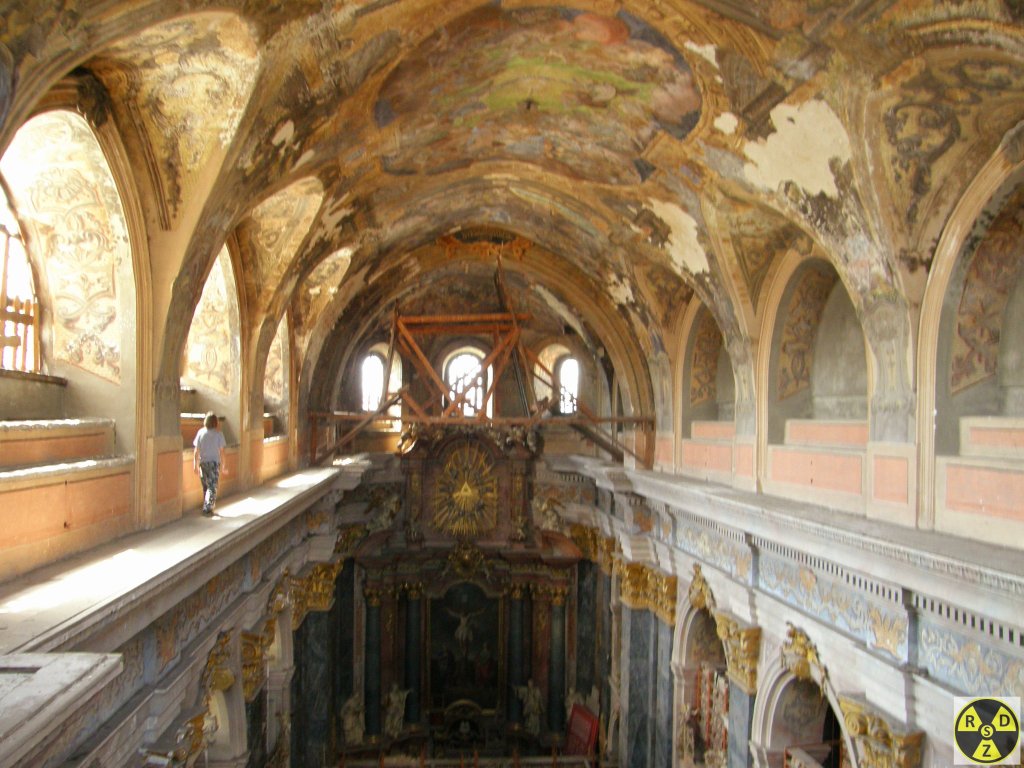 По вузькому парапету над стелею йдемо до вівтаря костелу