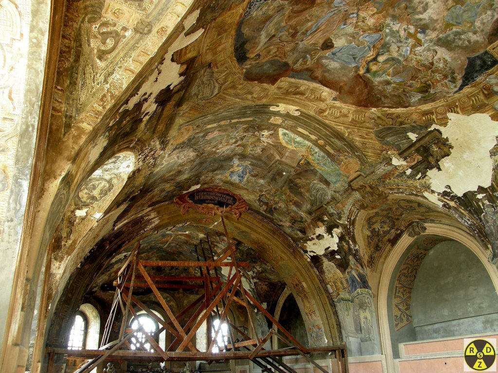 Вид зсередини на склепіння костелу Єзуїтів, 2009 рік. Обвал знаходиться над цими дерев'яними підпорками