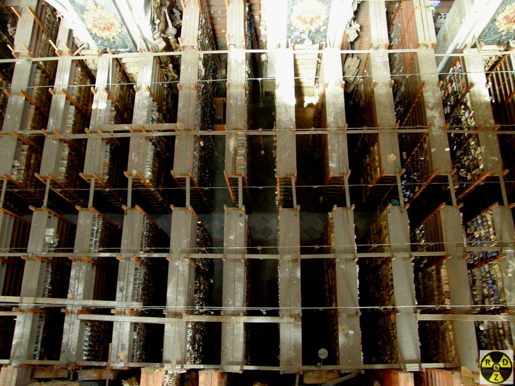 Книжкова "Матриця" в центрі Львова. Тут стояло більше ста високих п'ятиметрових шаф вщент набитих старою літературою. 