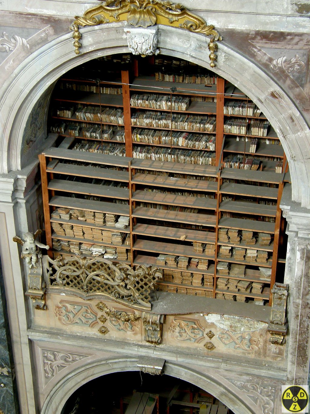 Частина полиць книгосховища вже порожня. Тільки сліди на пилюці нагадують про стародруки, які тут лежали