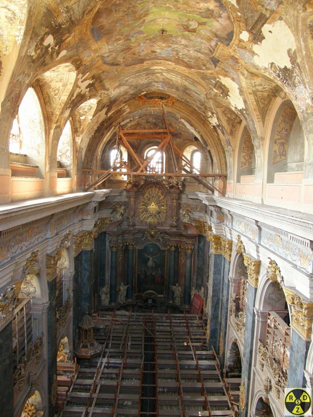 Така виглядало книгосховище в костелі Єзуїтів у 2009 році. Ряди полиць з книгами, кілограми пилюки та аварійна стеля