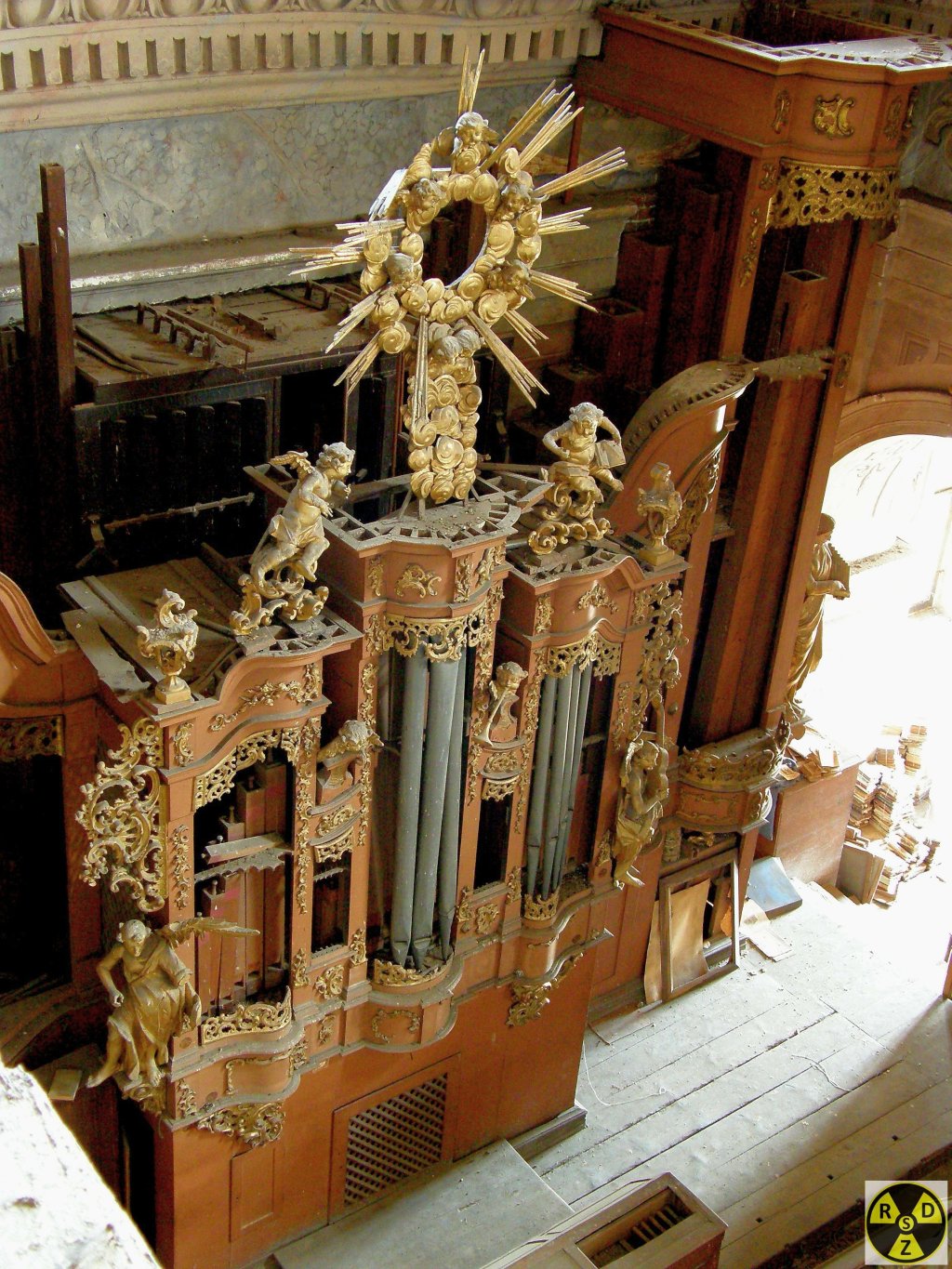 Орган, як і весь костел, оздоблений по-багатому. Зараз він в неробочому стан