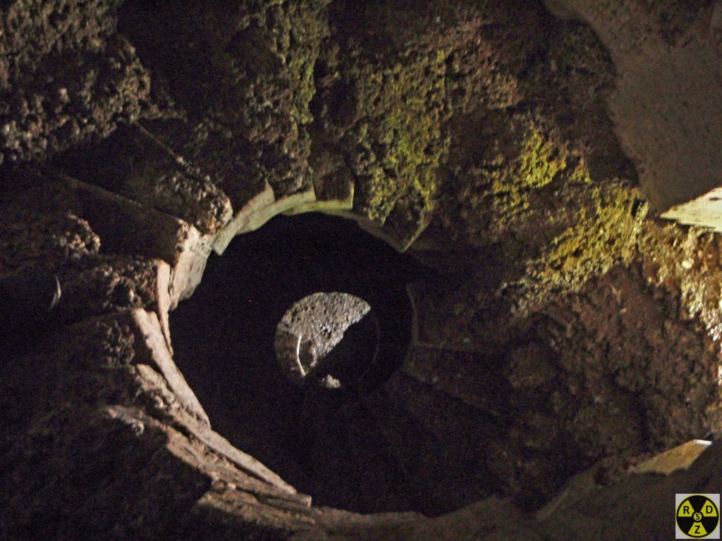 Загаджені голубами сходи таємного ходу. Вид з віконечка вниз