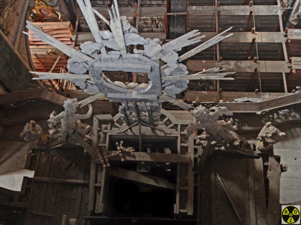 Вид зверху на вівтар костелу Єзуїтів