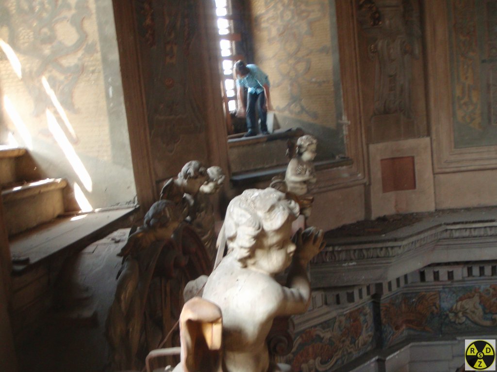 В цьому місці знаходиться початок таємного ходу в стіні костелу Єзуїтів