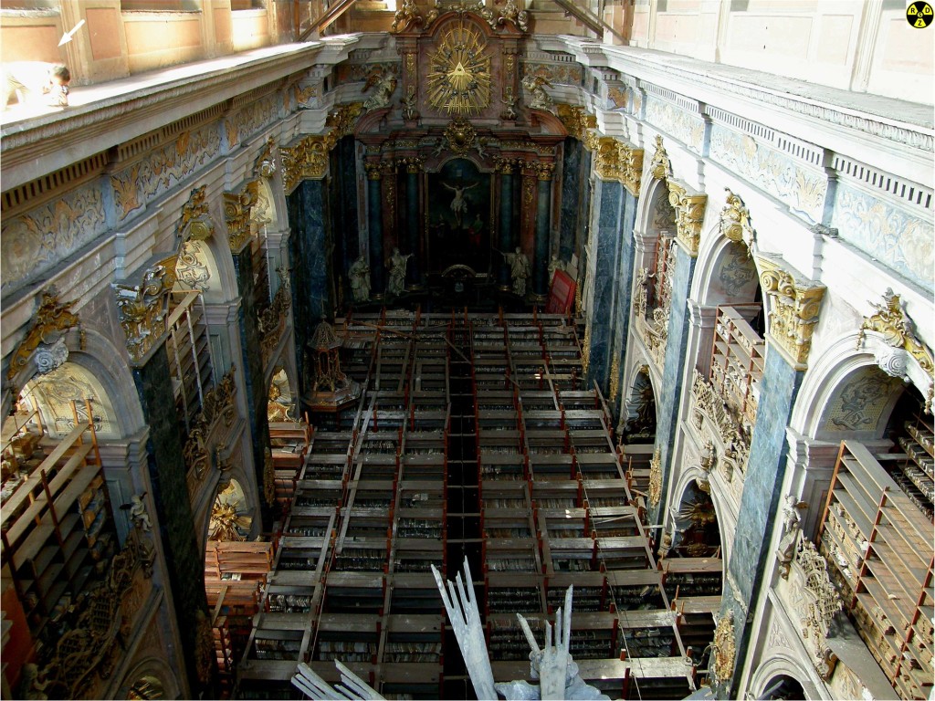 Книгосховище на два мільйони томів всередині костелу Єзуїтів - гарнізонного храму Львова, 2009 рік